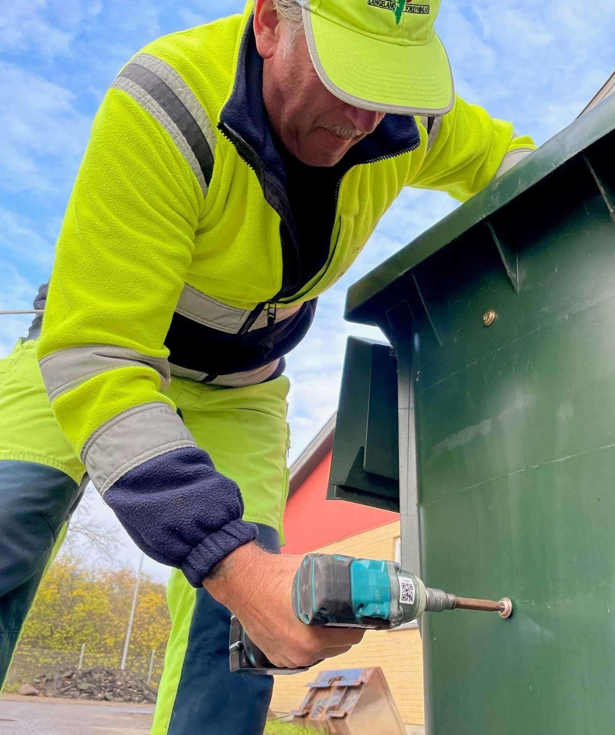 Isætning af skillevæg i Genbrugsbeholder Langeland Forsyning